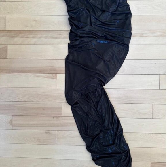 Elegant and sculptural Norma Kamali strapless maxi dress in glossy black - Picture 4 of 8